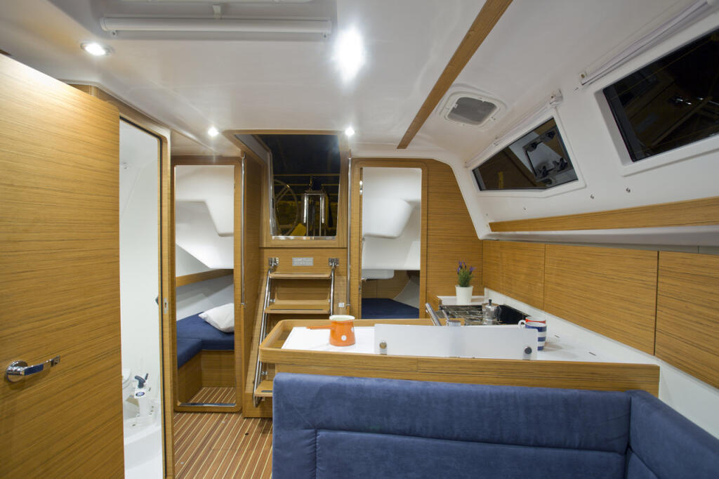 Sailing yacht 