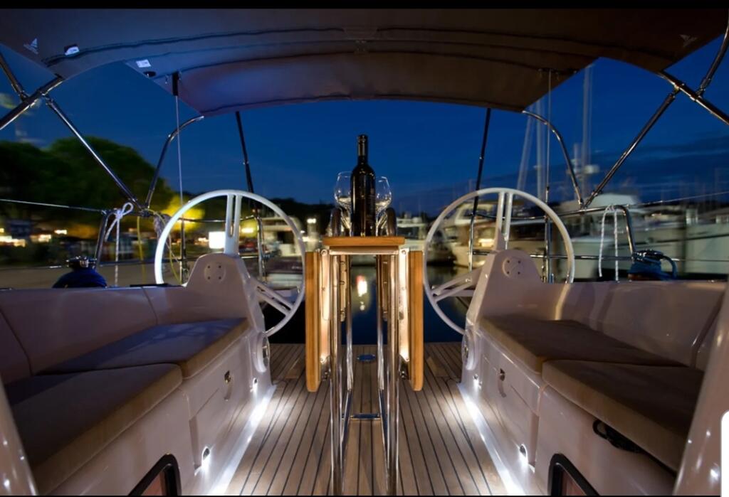 Sailing yacht 