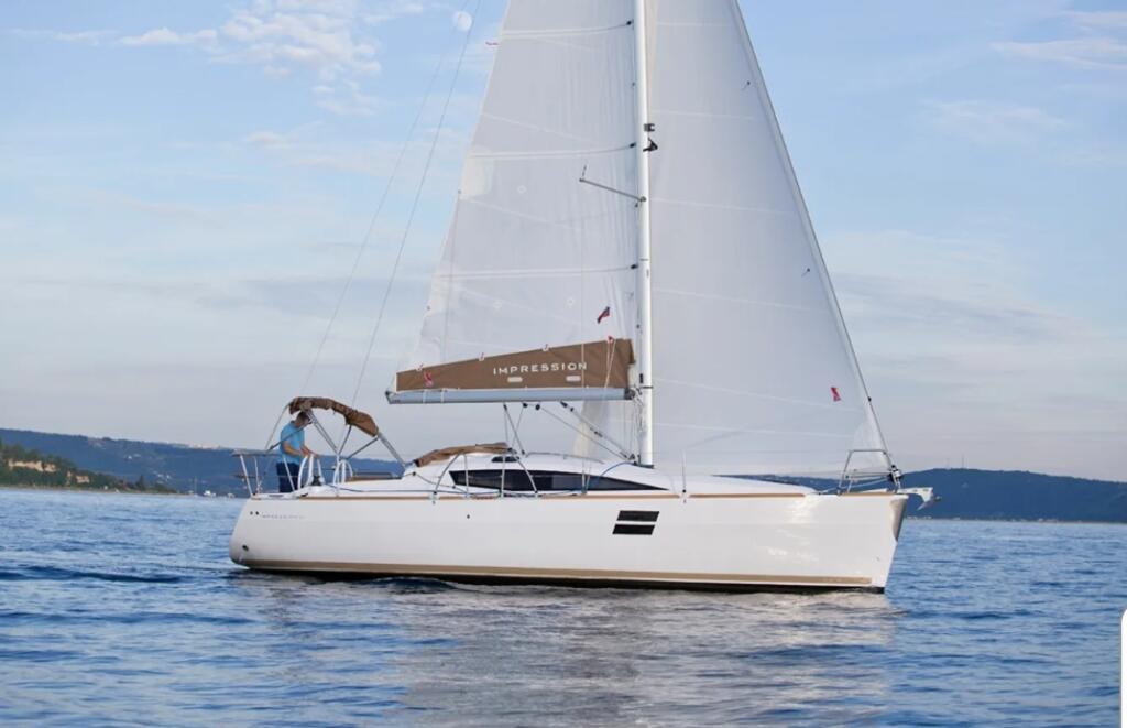 Sailing yacht 
