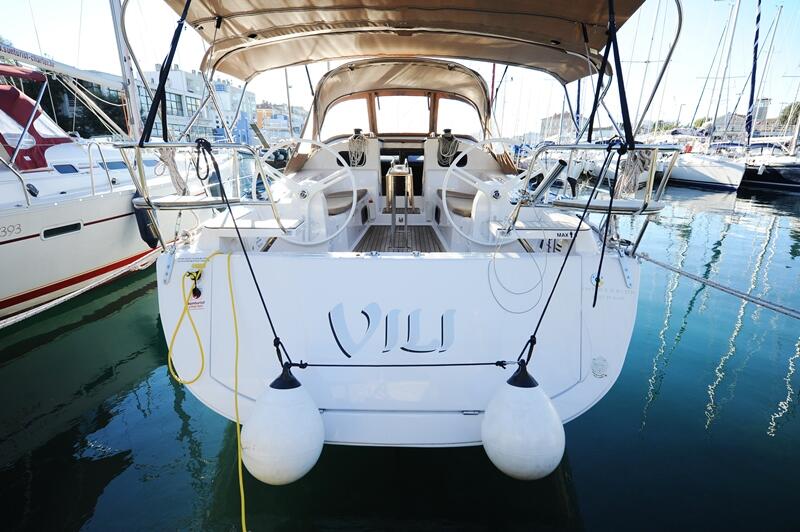Sailing yacht 