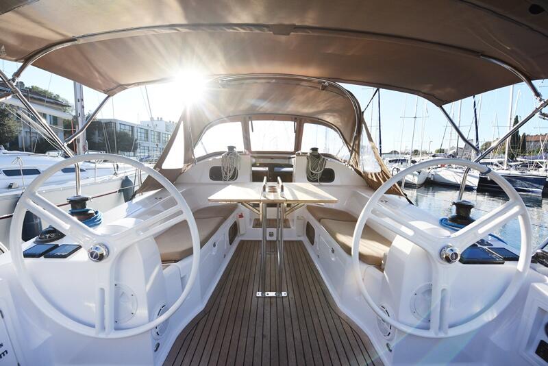 Sailing yacht 