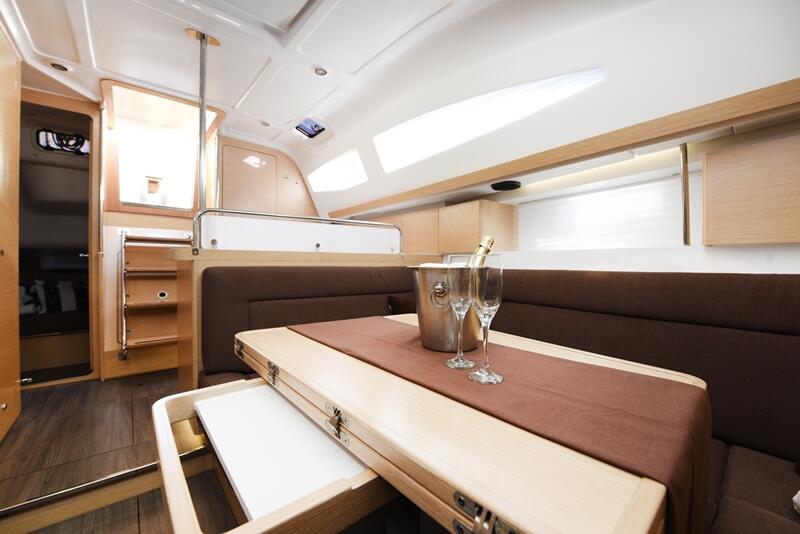 Sailing yacht 