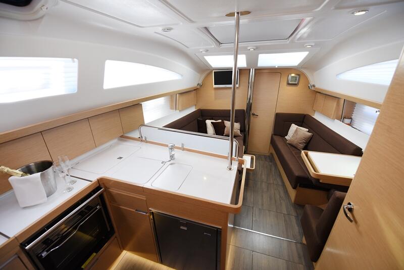 Sailing yacht 
