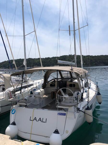 Sailing yacht 