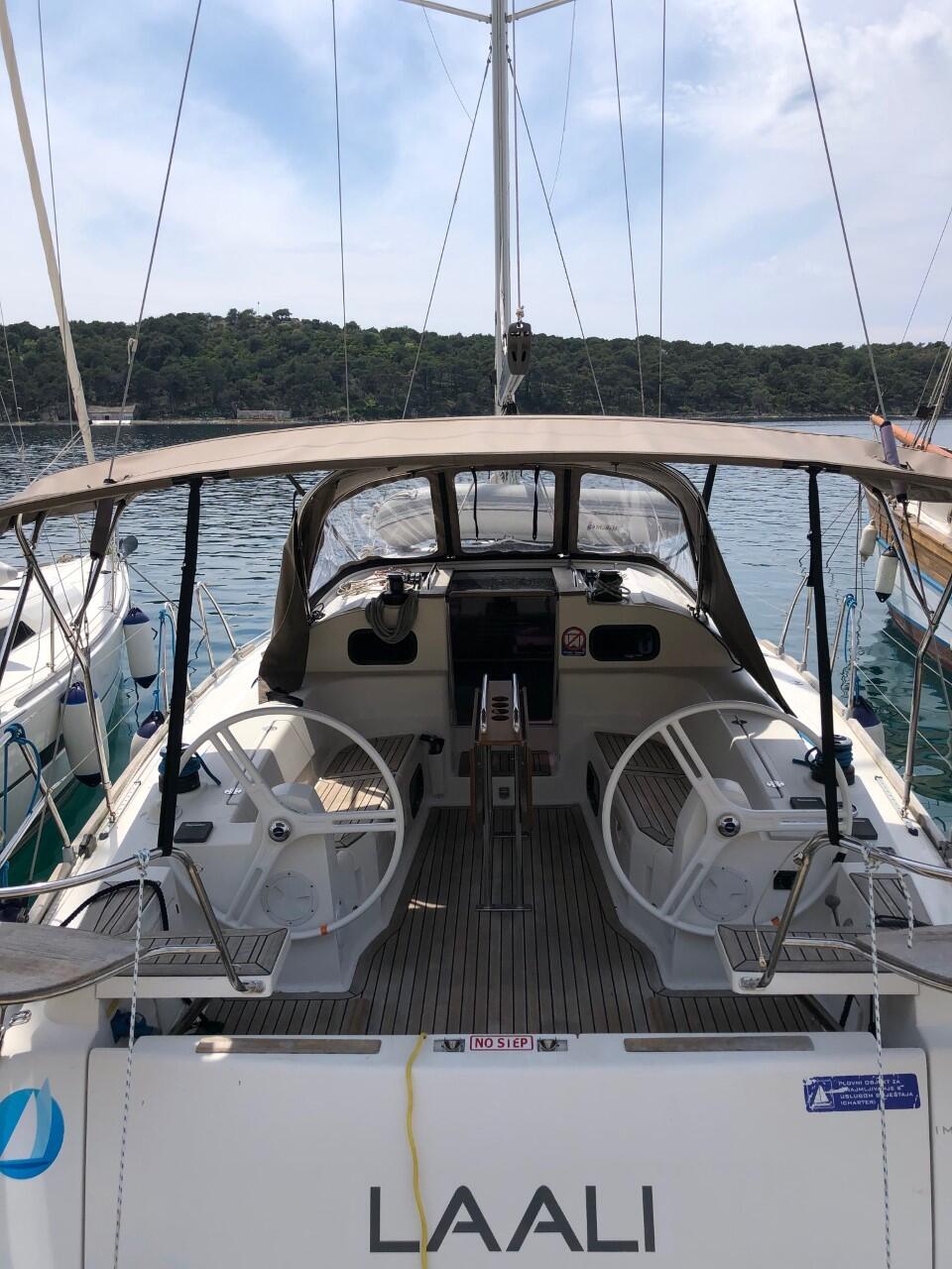 Sailing yacht 