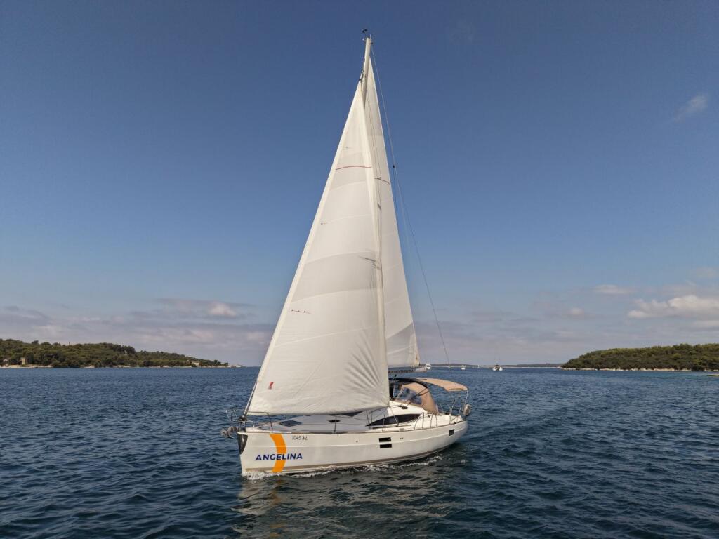 Sailing yacht 