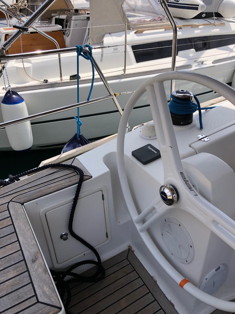 Sailing yacht 