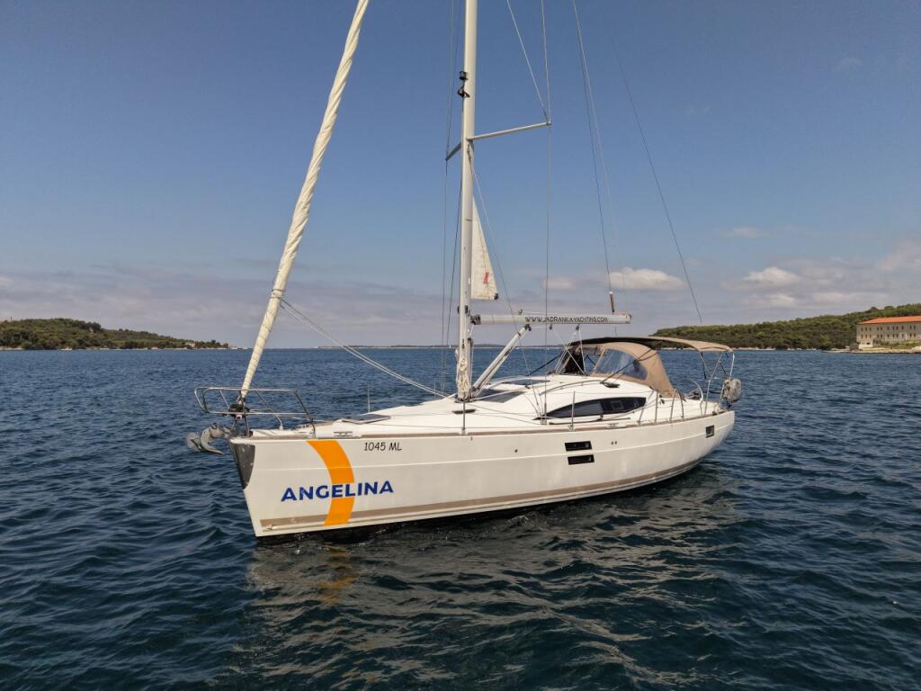Sailing yacht 