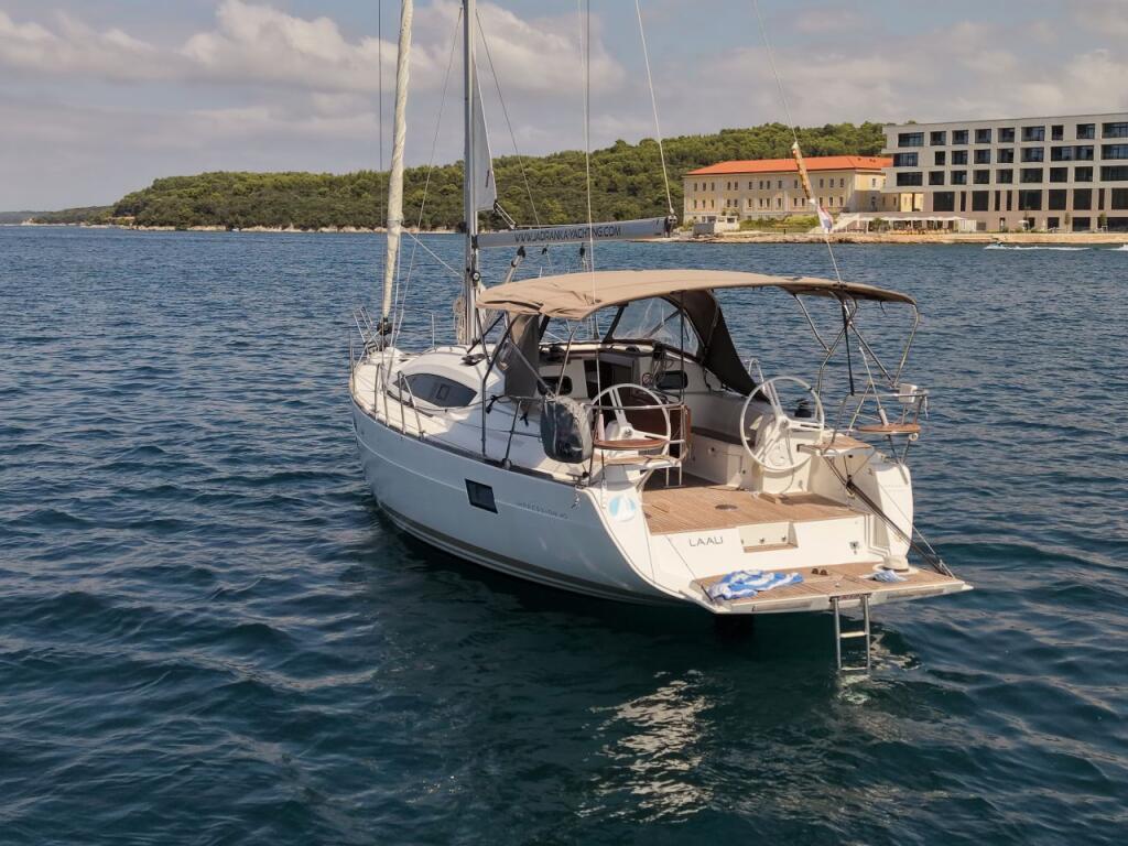 Sailing yacht 