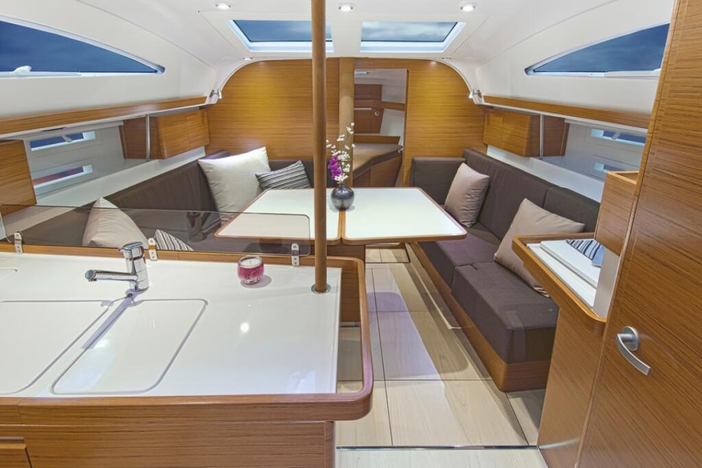 Sailing yacht 