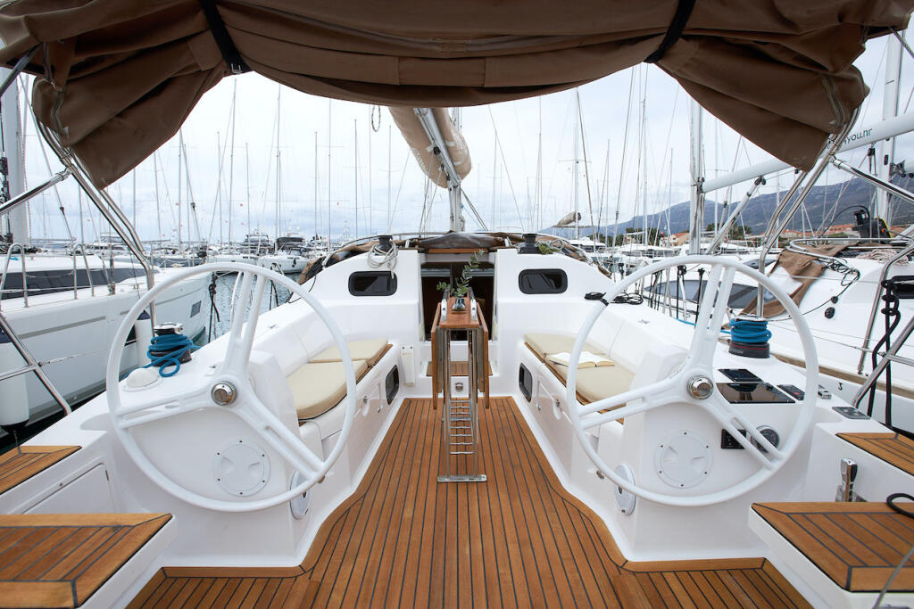 Sailing yacht 