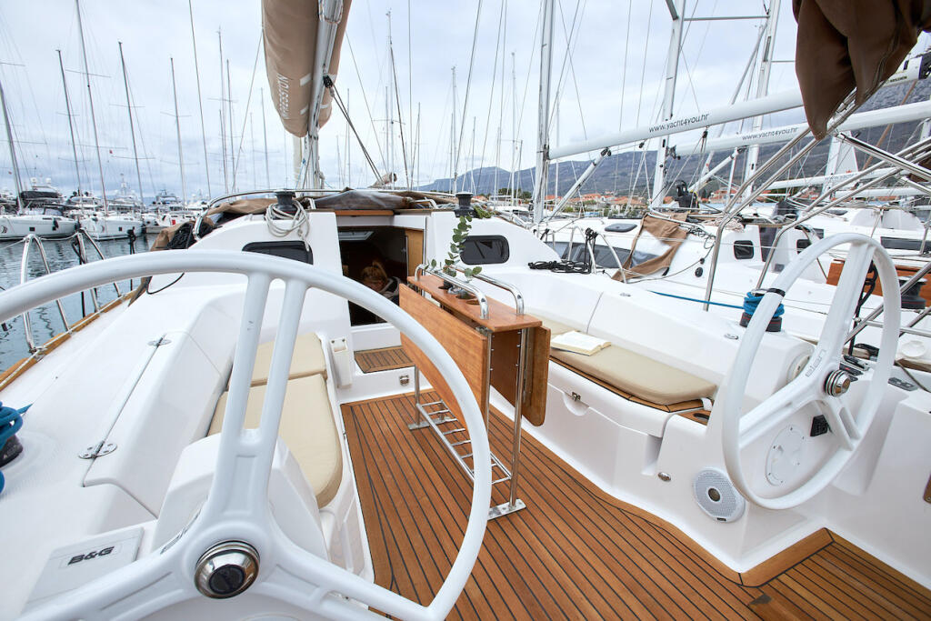 Sailing yacht 