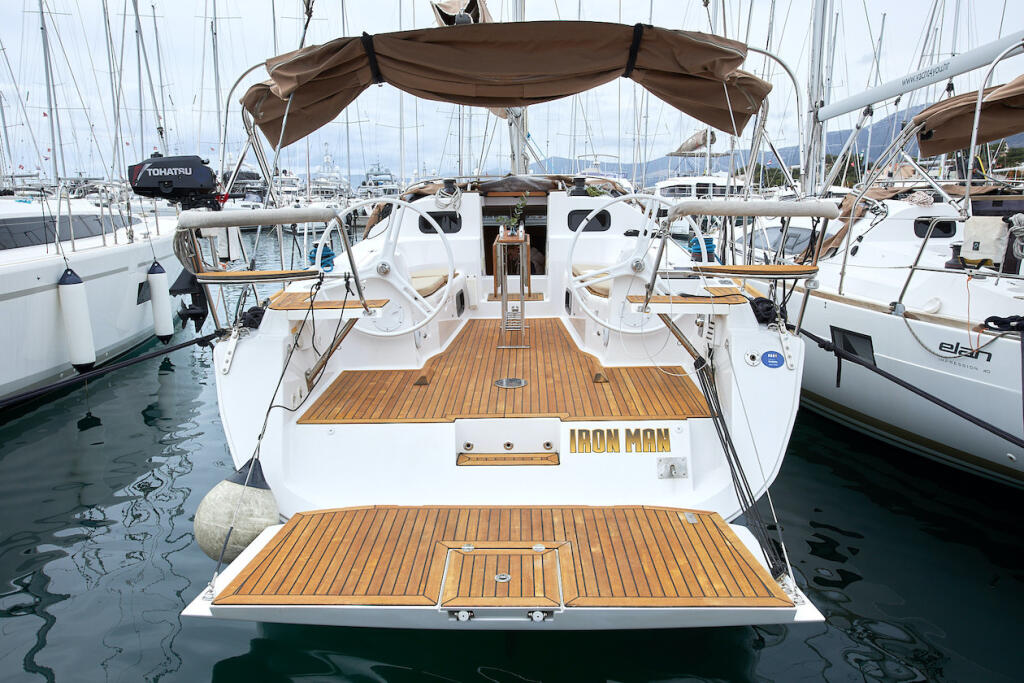 Sailing yacht 