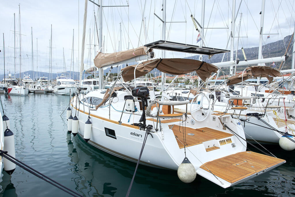 Sailing yacht 