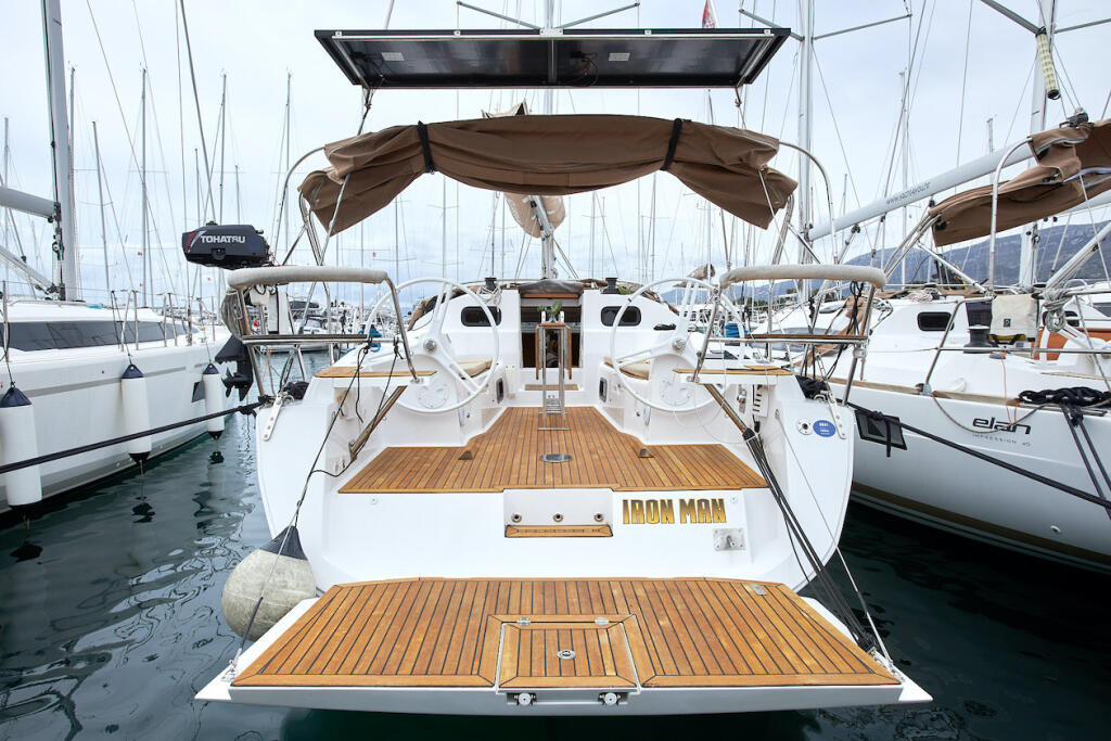 Sailing yacht 