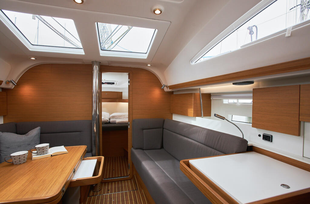 Sailing yacht 