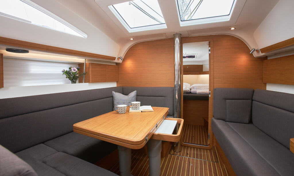 Sailing yacht 