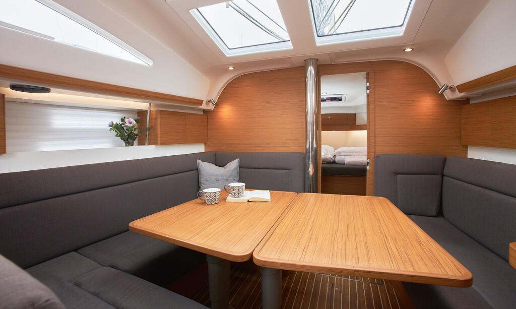 Sailing yacht 