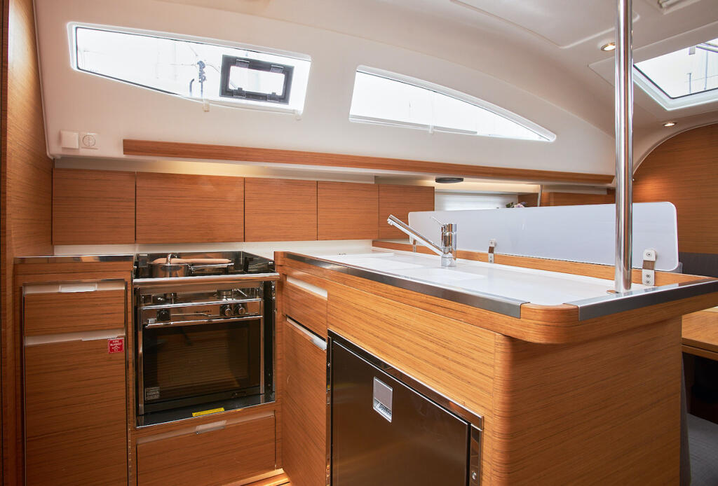 Sailing yacht 