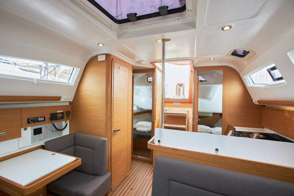Sailing yacht 