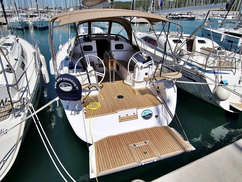 Sailing yacht 