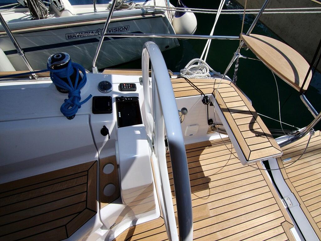 Sailing yacht 