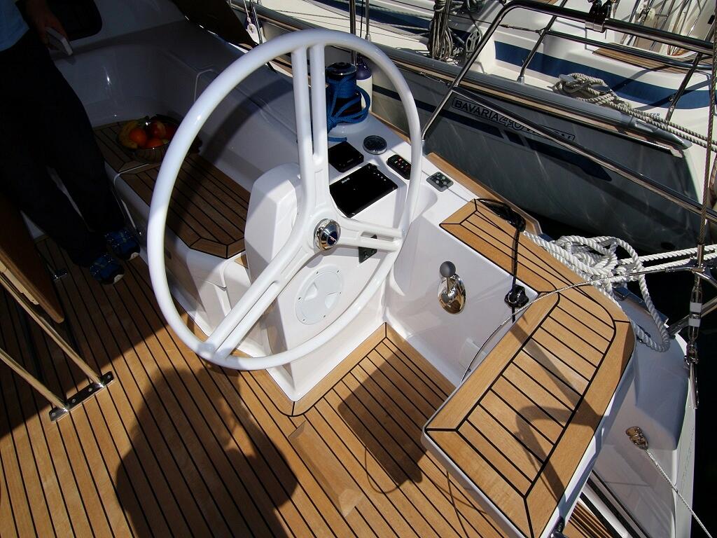 Sailing yacht 