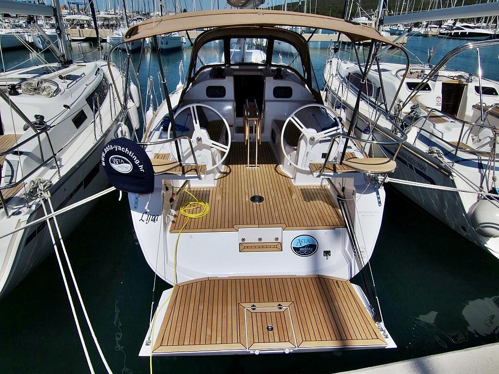 Sailing yacht 
