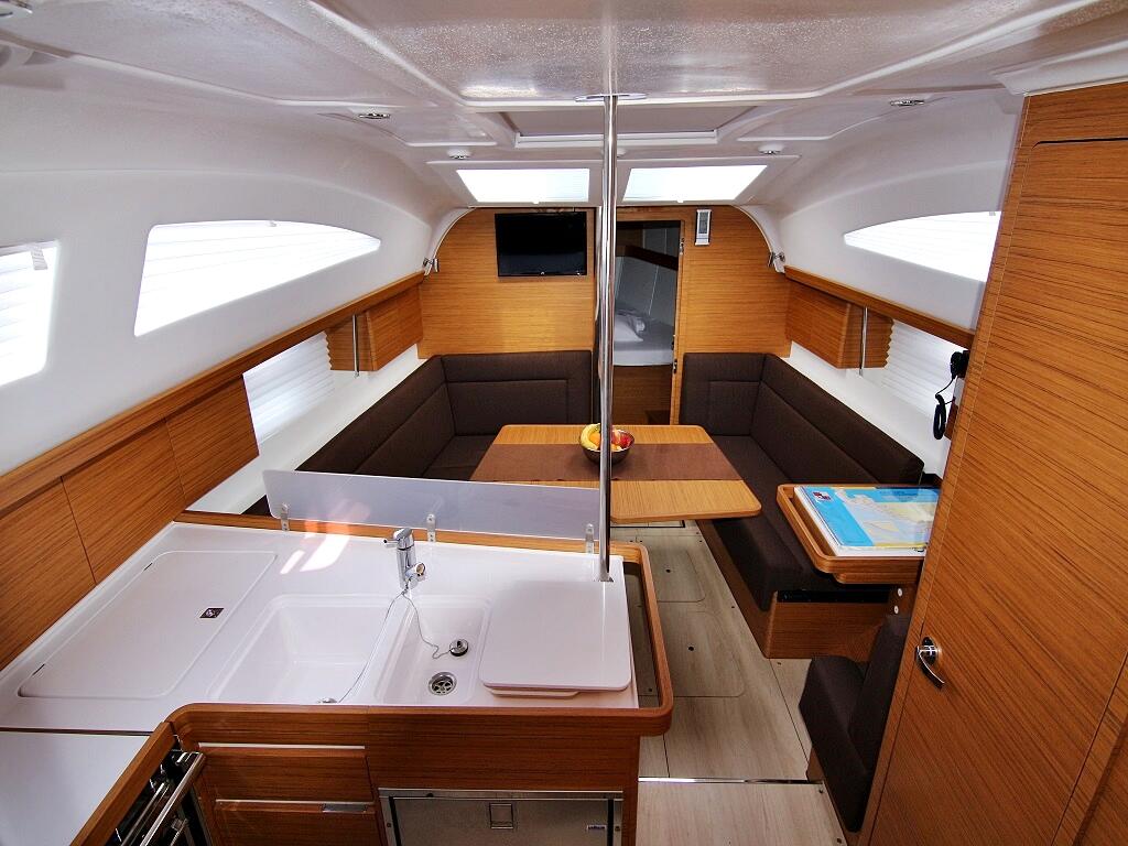 Sailing yacht 