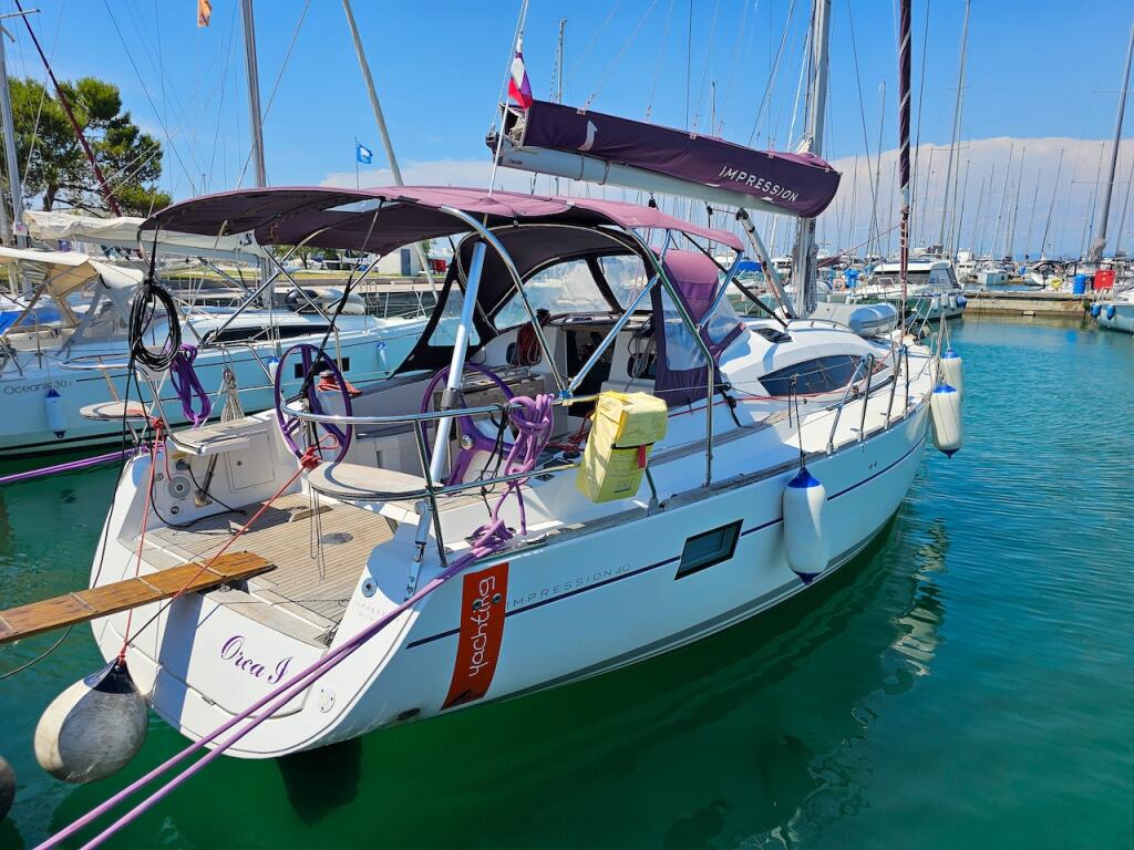 Sailing yacht 
