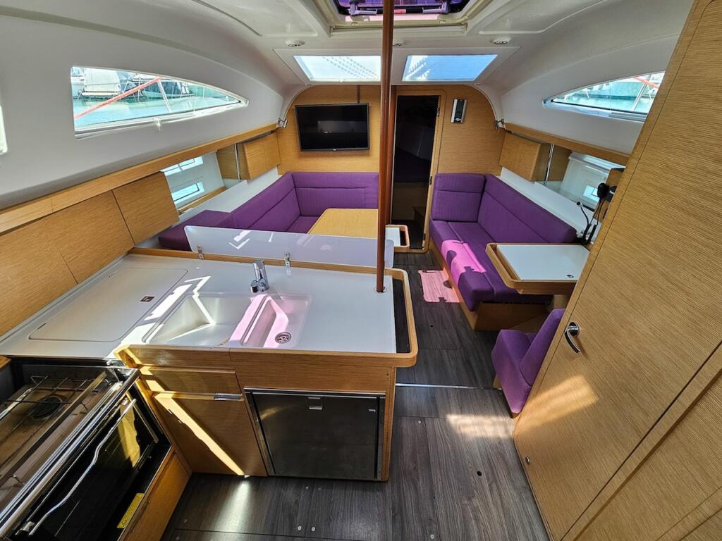 Sailing yacht 