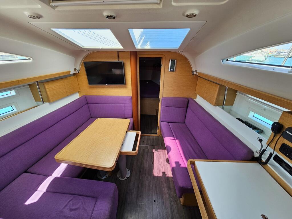 Sailing yacht 