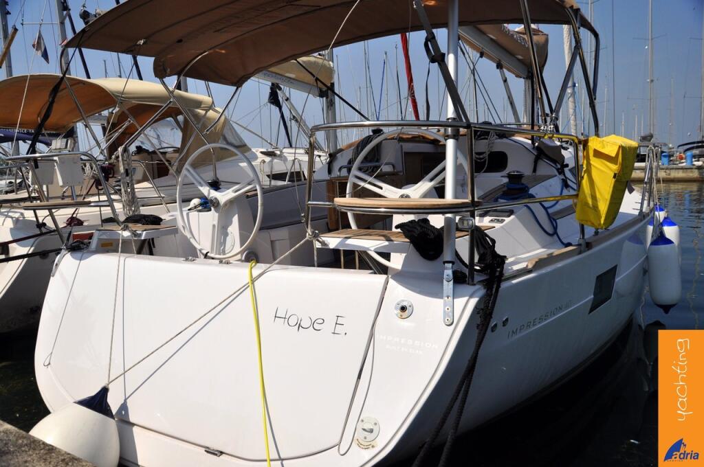 Sailing yacht 