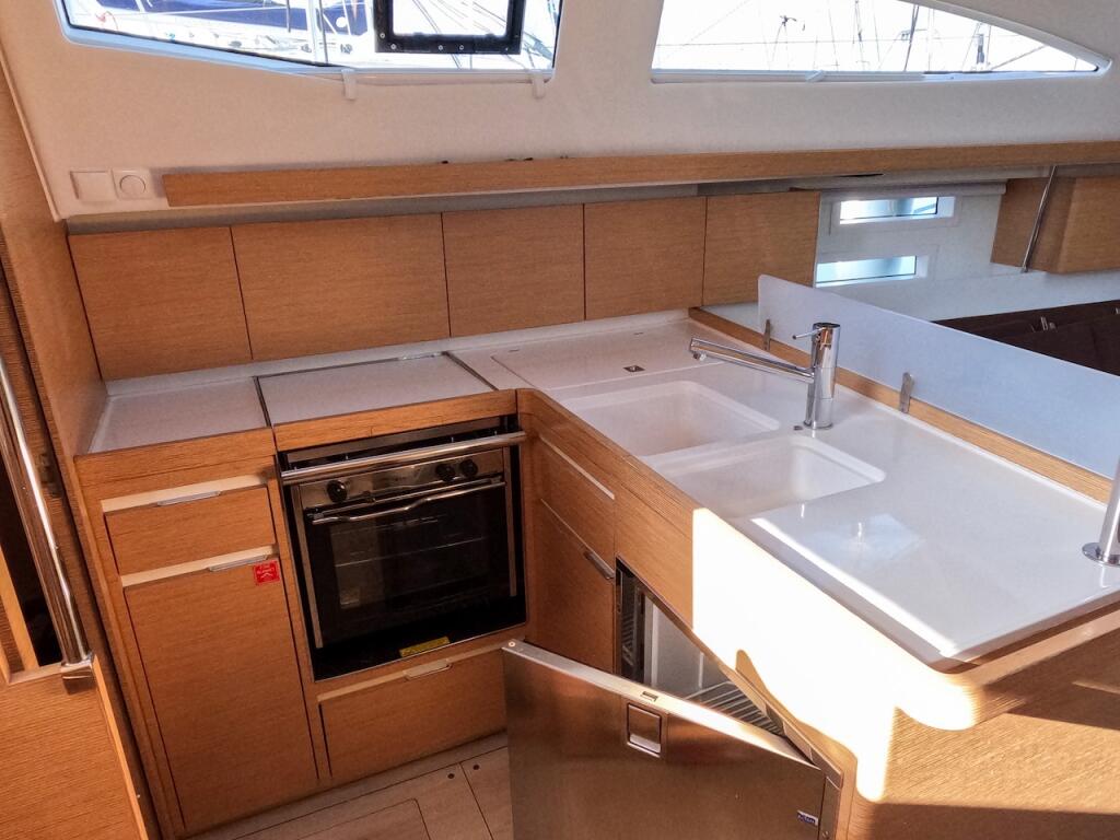 Sailing yacht 