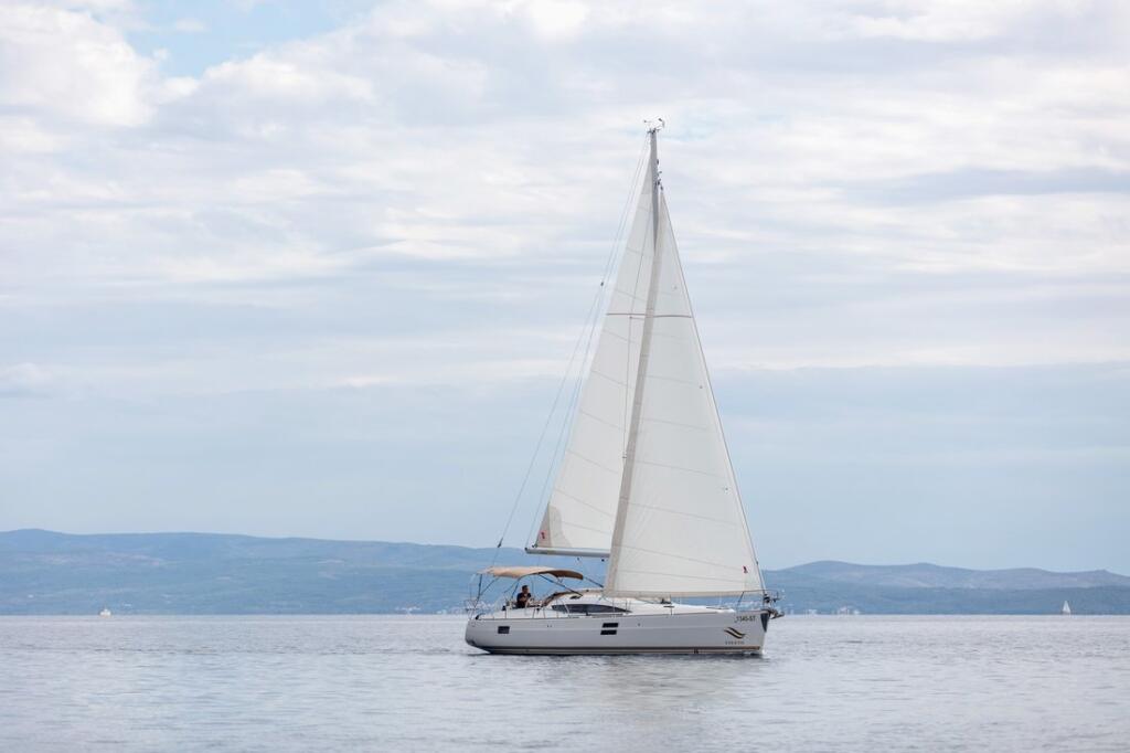Sailing yacht 