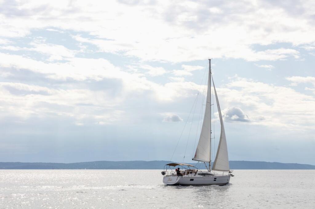 Sailing yacht 