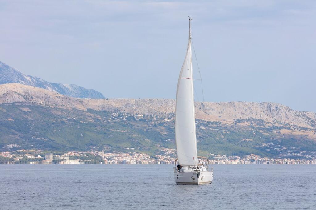 Sailing yacht 