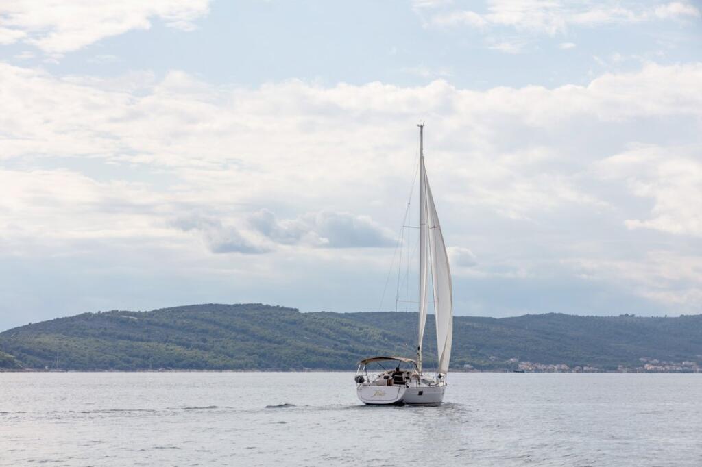 Sailing yacht 