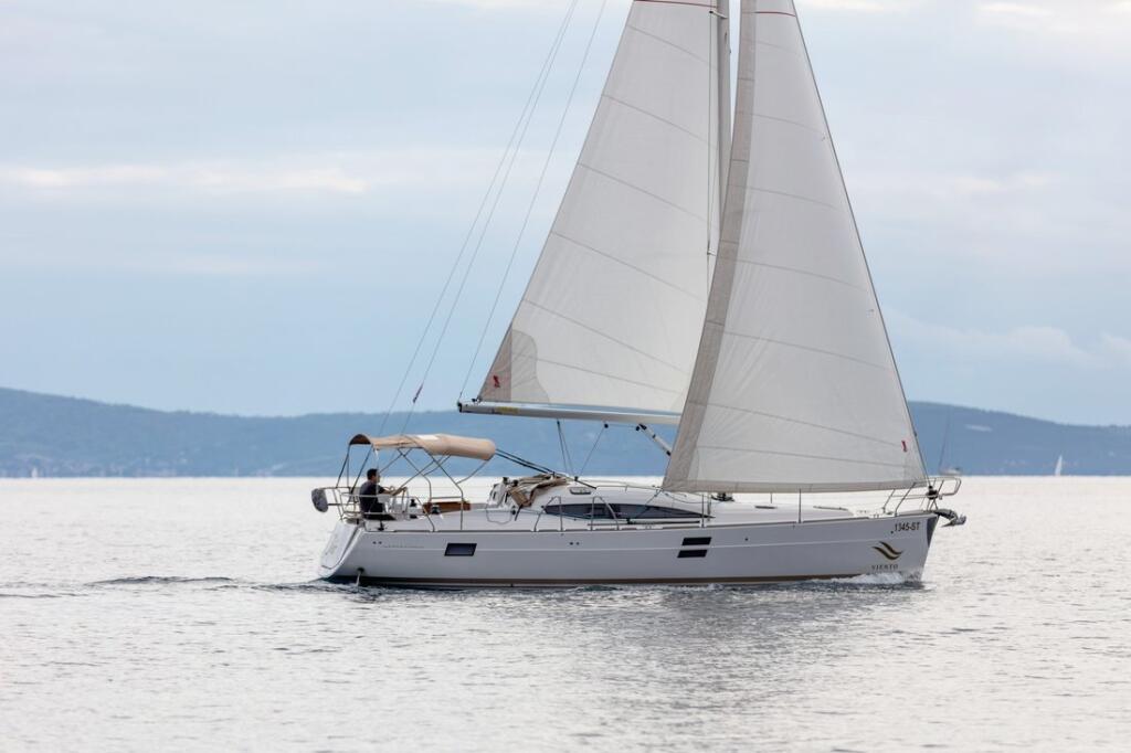 Sailing yacht 