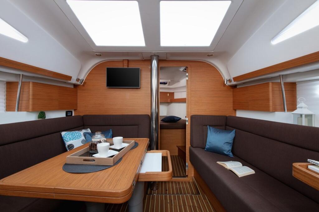 Sailing yacht 