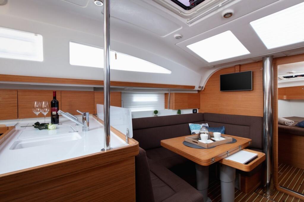 Sailing yacht 