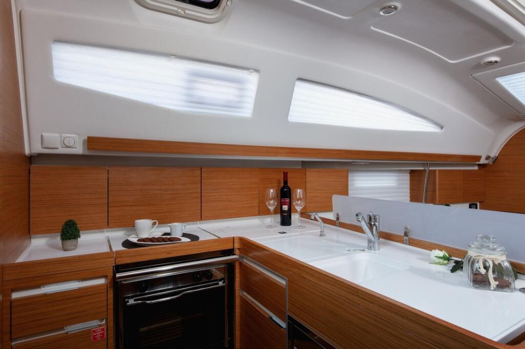 Sailing yacht 