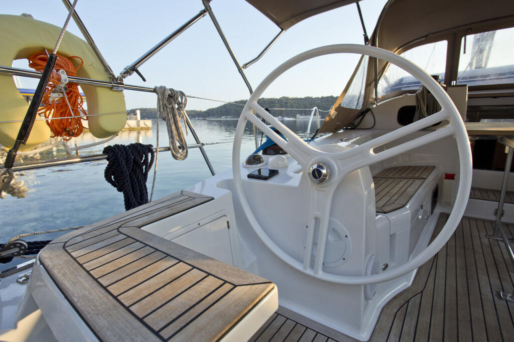 Sailing yacht 