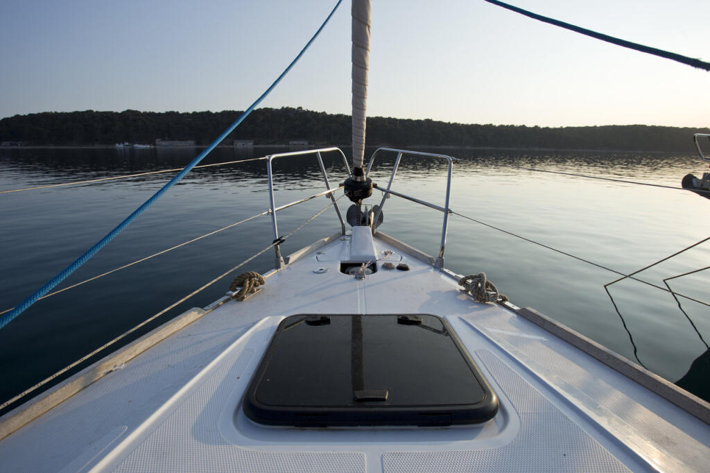 Sailing yacht 