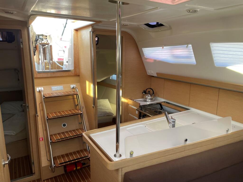 Sailing yacht 