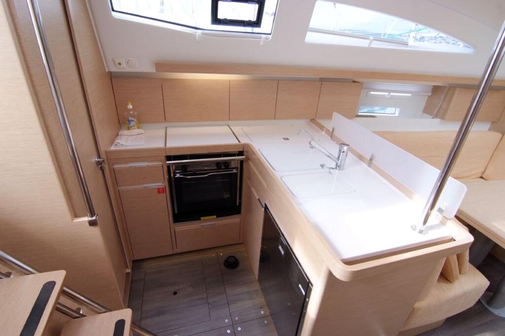 Sailing yacht 