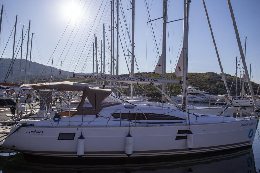 Sailing yacht 