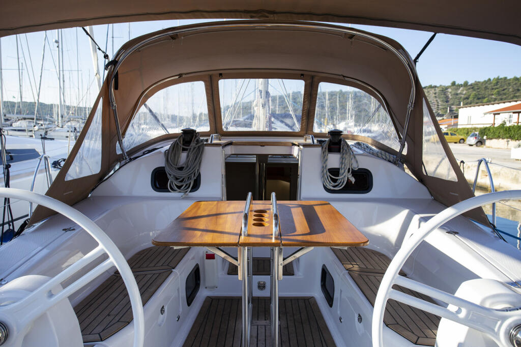 Sailing yacht 