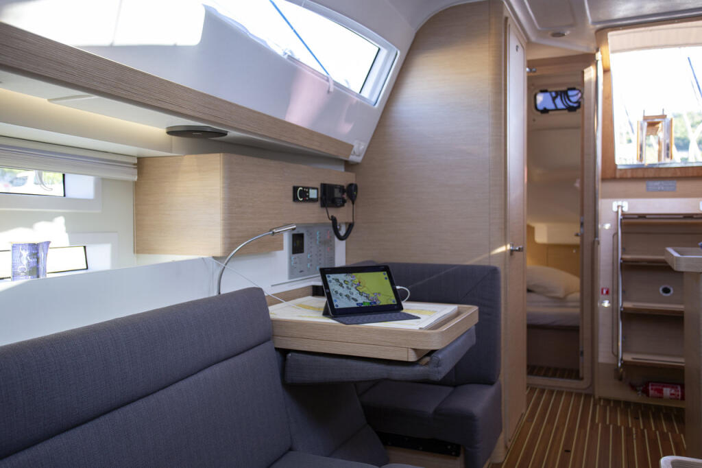 Sailing yacht 