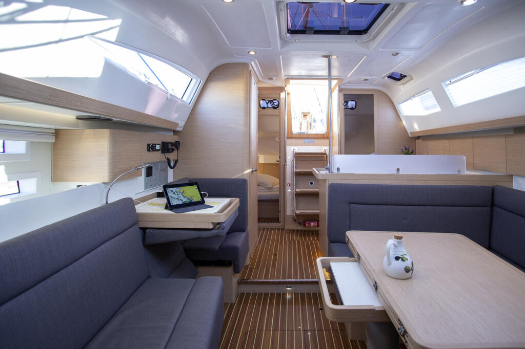 Sailing yacht 
